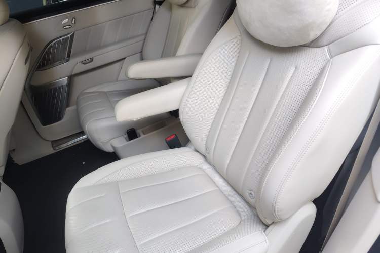 Used ONVO Luxeed L90 2025 Model—Max Six-Seater Version Left Rear Seat