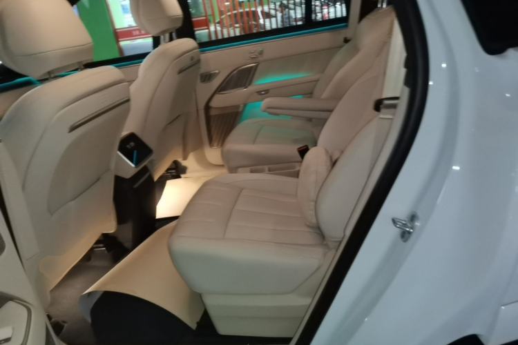 Used ONVO Luxeed L90 2025 Model—Max Six-Seater Version Left Rear Seat