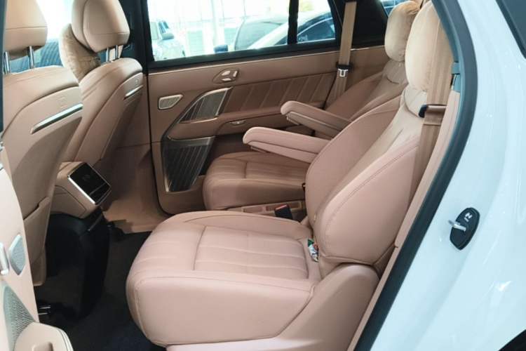 Used ONVO Luxeed L90 2025 Model—Max Six-Seater Version Left Rear Seat