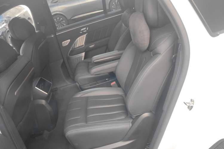 Used ONVO Luxeed L90 2025 Model—Ultra Six-Seater Version Left Rear Seat