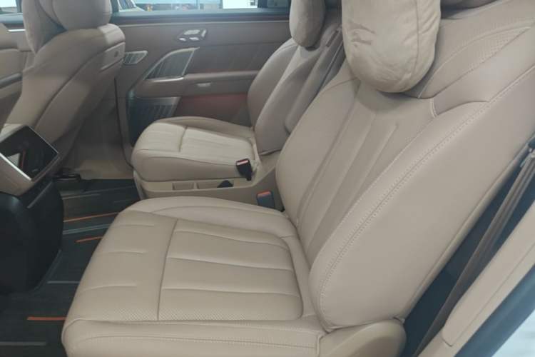Used ONVO Luxeed L90 2025 Model—Max Seven-Seater Version Left Rear Seat