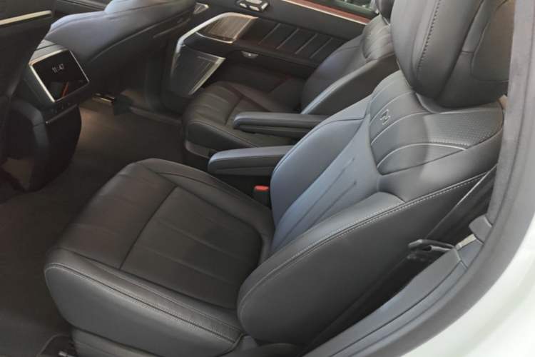 Used ONVO Luxeed L90 2025 Model—Ultra Six-Seater Version Left Rear Seat