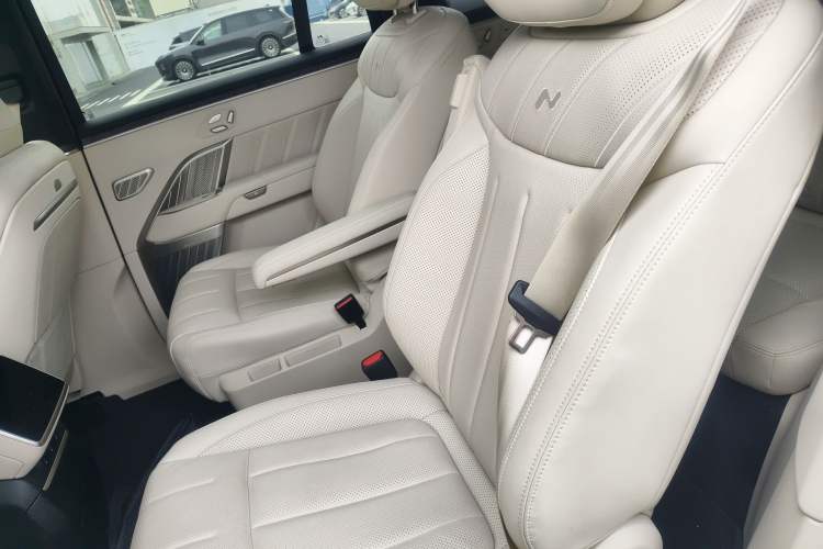 Used ONVO Luxeed L90 2025 Model—Max Six-Seater Version Left Rear Seat