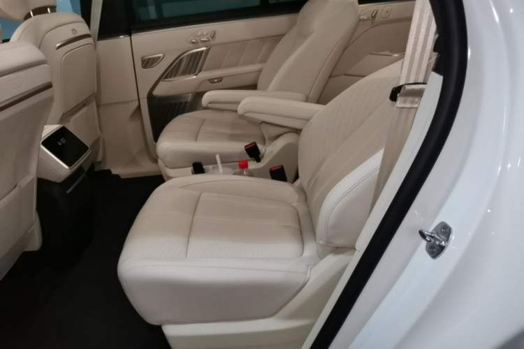 Used ONVO Luxeed L90 2025 Model—Ultra Six-Seater Version Left Rear Seat