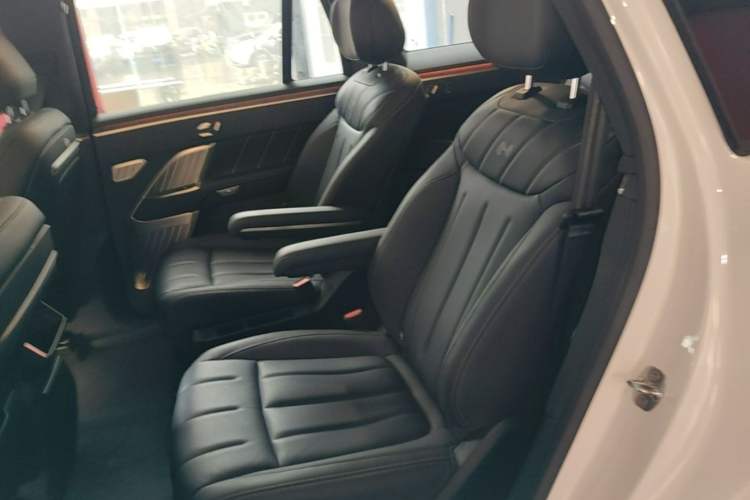 Used ONVO Luxeed L90 2025 Model—Max Six-Seater Version Left Rear Seat