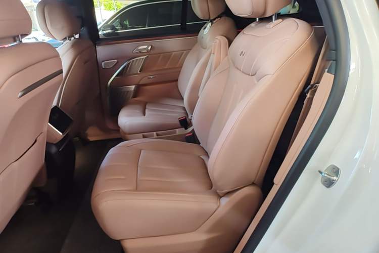 Used ONVO Luxeed L90 2025 Model—Ultra Six-Seater Version Left Rear Seat