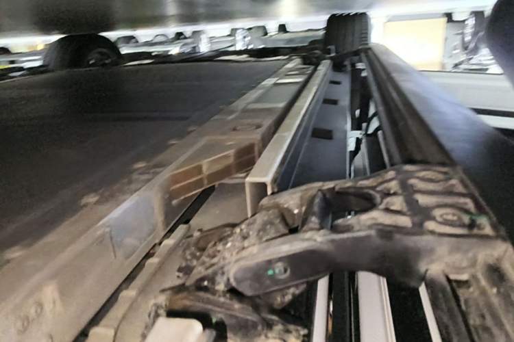 Used ONVO Luxeed L90 2025 Model—Max Six-Seater Version Left Side Sill