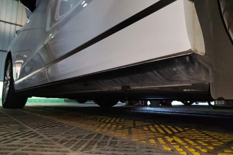 Used ONVO Luxeed L90 2025 Model—Max Six-Seater Version Left Side Sill