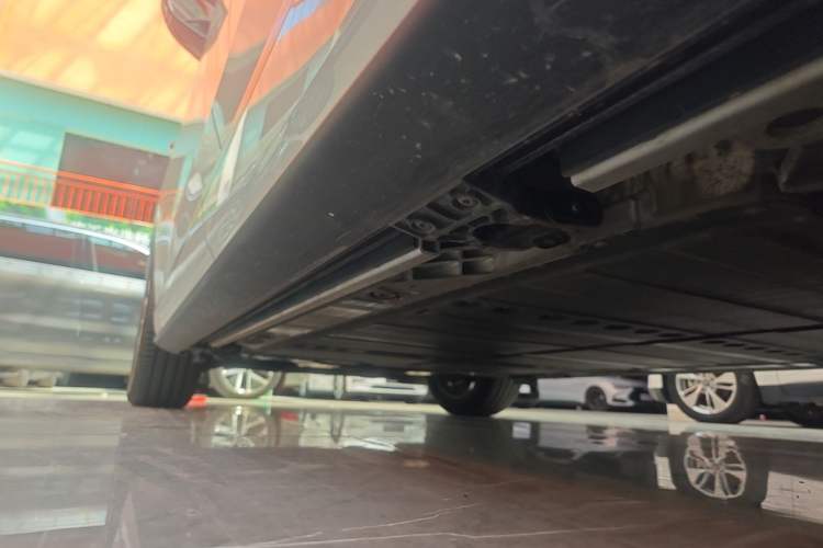 Used ONVO Luxeed L90 2025 Model—Ultra Six-Seater Version Left Side Sill