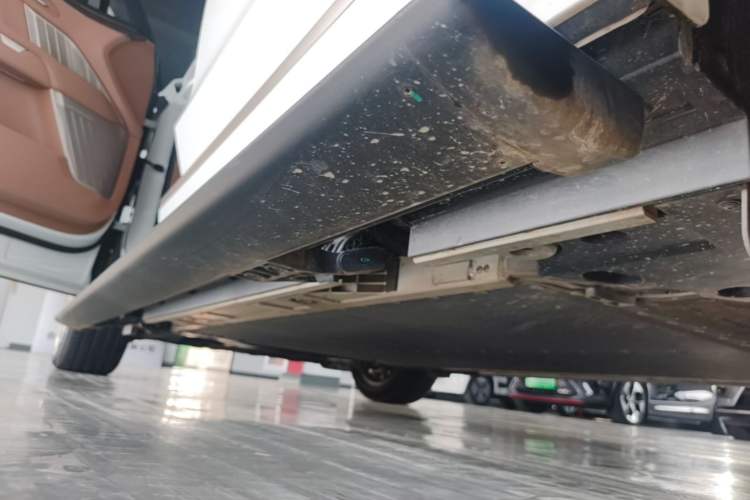 Used ONVO Luxeed L90 2025 Model—Max Six-Seater Version Left Side Sill