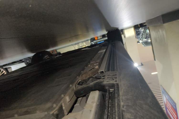 Used ONVO Luxeed L90 2025 Model—Max Six-Seater Version Left Side Sill