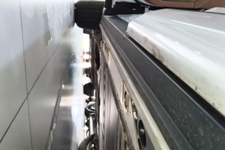 Used ONVO Luxeed L90 2025 Model—Max Six-Seater Version Left Side Sill