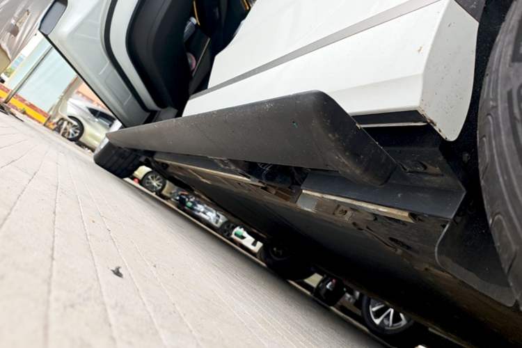Used ONVO Luxeed L90 2025 Model—Max Six-Seater Version Left Side Sill