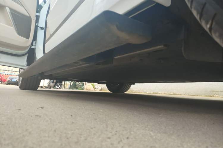 Used ONVO Luxeed L90 2025 Model—Max Six-Seater Version Left Side Sill