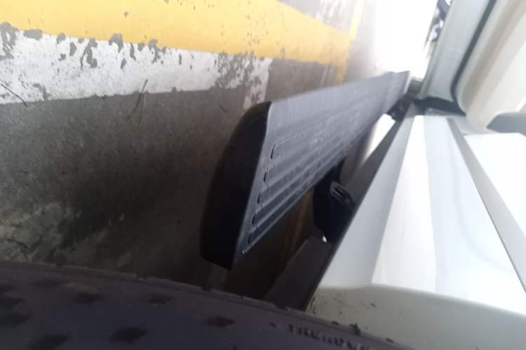 Used ONVO Luxeed L90 2025 Model—Max Six-Seater Version Left Side Sill