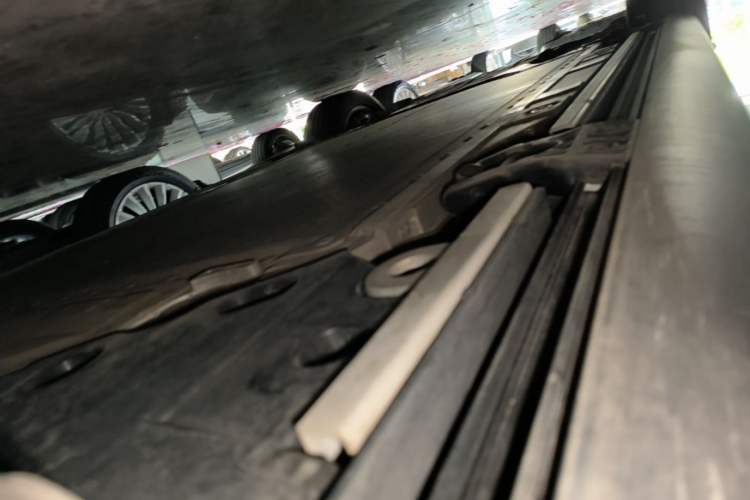 Used ONVO Luxeed L90 2025 Model—Max Six-Seater Version Left Side Sill