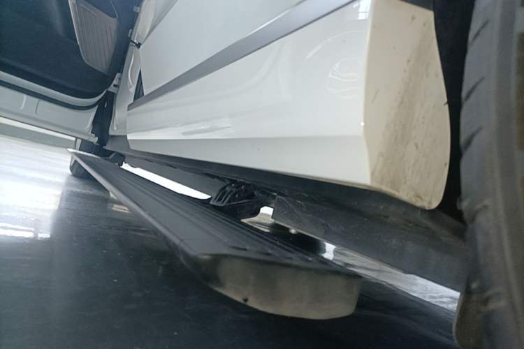 Used ONVO Luxeed L90 2025 Model—Ultra Six-Seater Version Left Side Sill