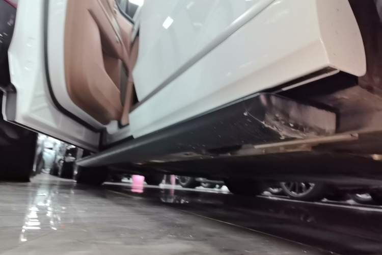 Used ONVO Luxeed L90 2025 Model—Ultra Six-Seater Version Left Side Sill