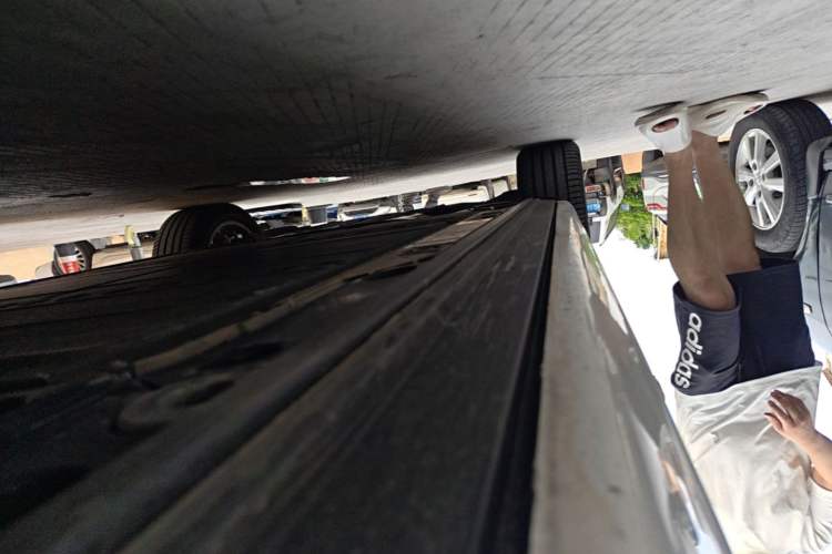 Used ONVO Luxeed L90 2025 Model—Max Six-Seater Version Left Side Sill