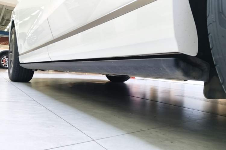 Used ONVO Luxeed L90 2025 Model—Max Six-Seater Version Left Side Sill