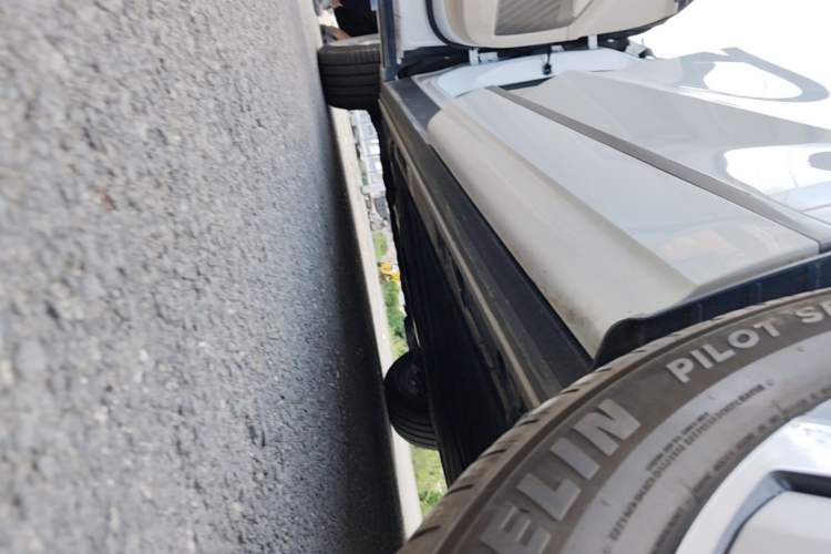 Used ONVO Luxeed L90 2025 Model—Max Six-Seater Version Left Side Sill