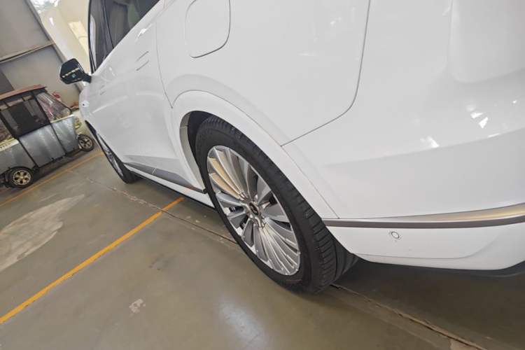 Used ONVO Luxeed L90 2025 Model—Ultra Six-Seater Version Left Side Sill