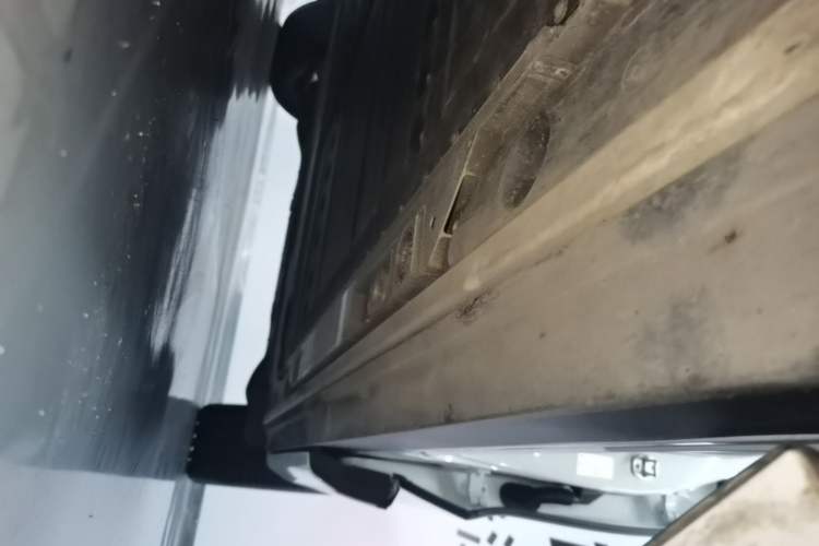 Used ONVO Luxeed L90 2025 Model—Max Six-Seater Version Left Side Sill