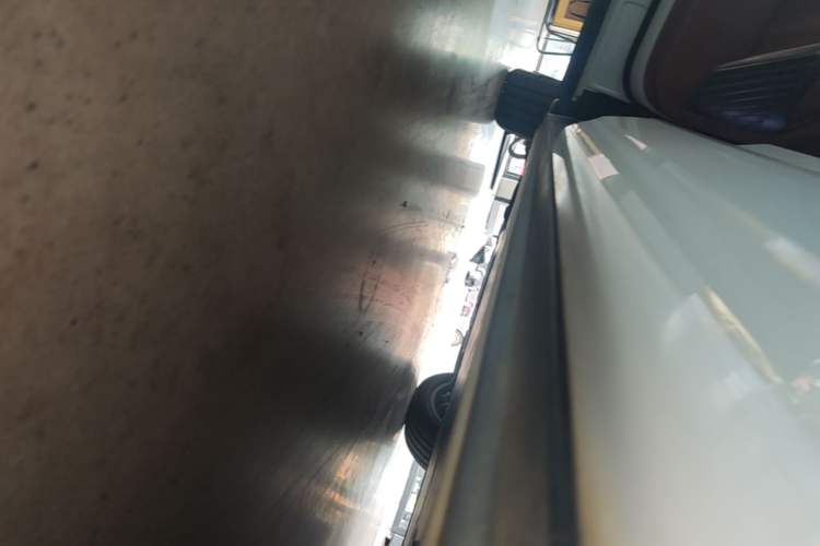 Used ONVO Luxeed L90 2025 Model—Max Six-Seater Version Left Side Sill