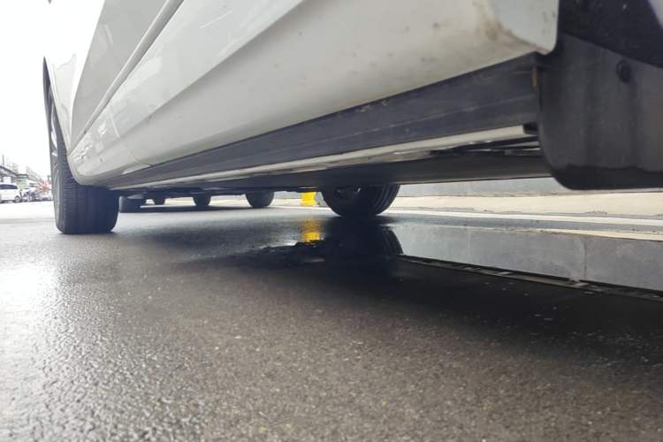 Used ONVO Luxeed L90 2025 Model Max Six-Seater 60-degree Battery Edition Left Side Sill