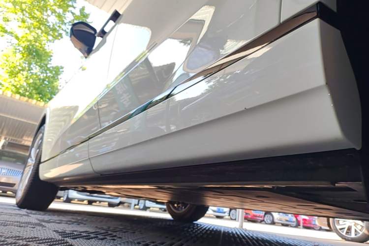 Used ONVO Luxeed L90 2025 Model—Ultra Six-Seater Version Left Side Sill