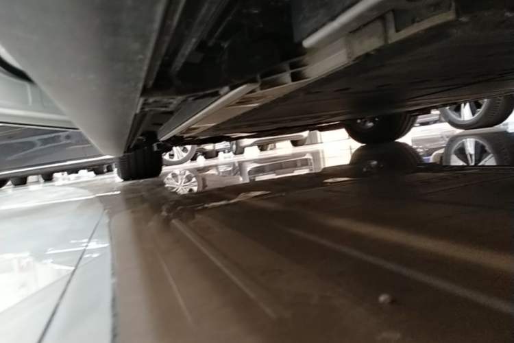 Used ONVO Luxeed L90 2025 Model—Max Six-Seater Version Left Side Sill