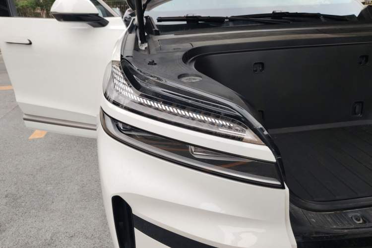 Used ONVO Luxeed L90 2025 Model—Pro Six-Seater Version Right Front Headlight