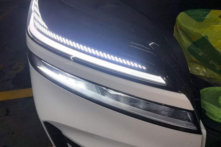 Used ONVO Luxeed L90 2025 Model—Max Six-Seater Version Right Front Headlight