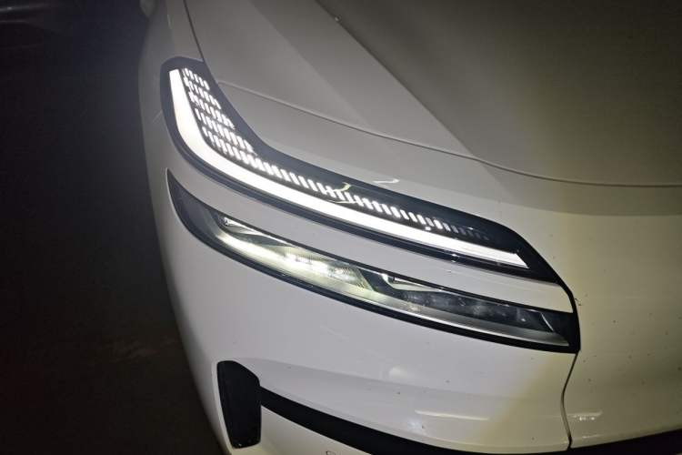 Used ONVO Luxeed L90 2025 Model—Max Six-Seater Version Right Front Headlight
