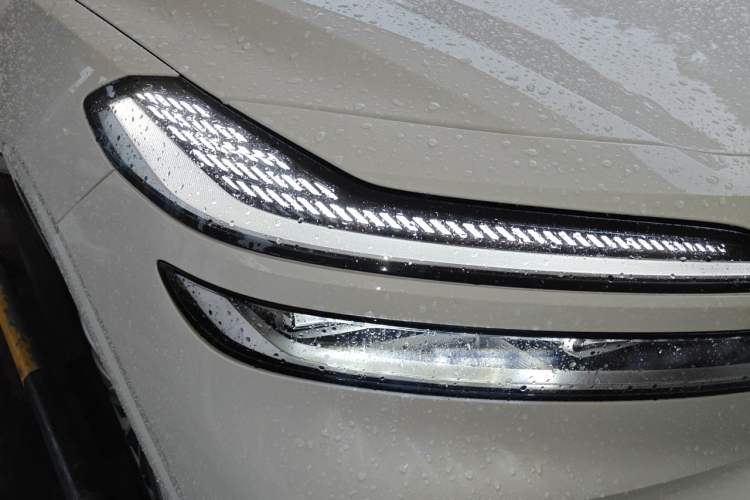 Used ONVO Luxeed L90 2025 Model—Ultra Six-Seater Version Right Front Headlight
