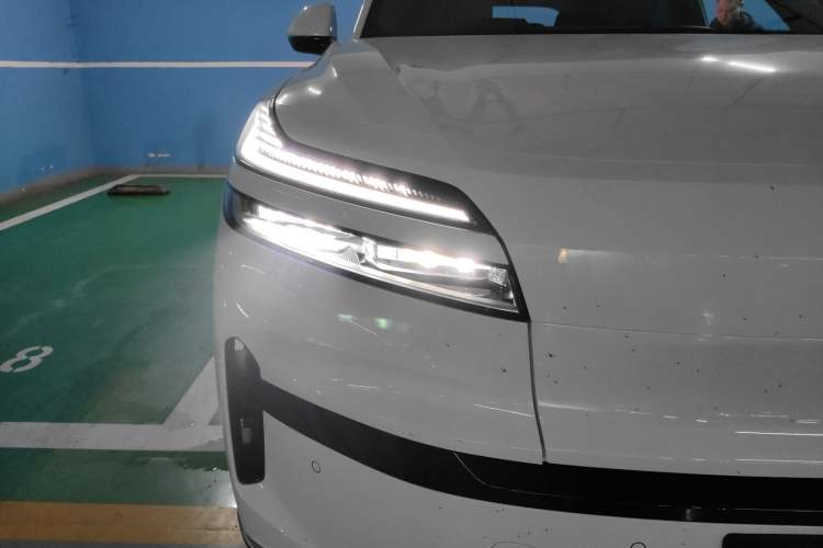 Used ONVO Luxeed L90 2025 Model—Ultra Six-Seater Version Right Front Headlight