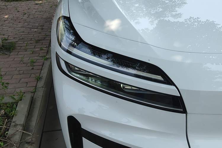Used ONVO Luxeed L90 2025 Model—Ultra Six-Seater Version Right Front Headlight