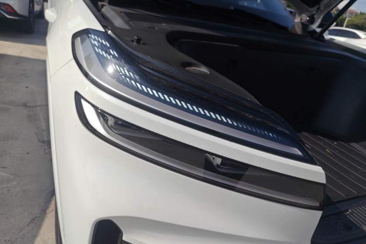 Used ONVO Luxeed L90 2025 Model—Ultra Six-Seater Version Right Front Headlight