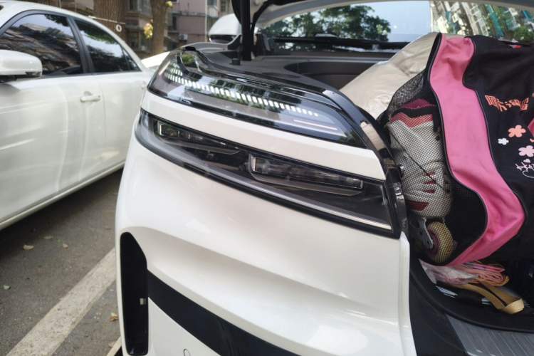 Used ONVO Luxeed L90 2025 Model—Ultra Six-Seater Version Right Front Headlight