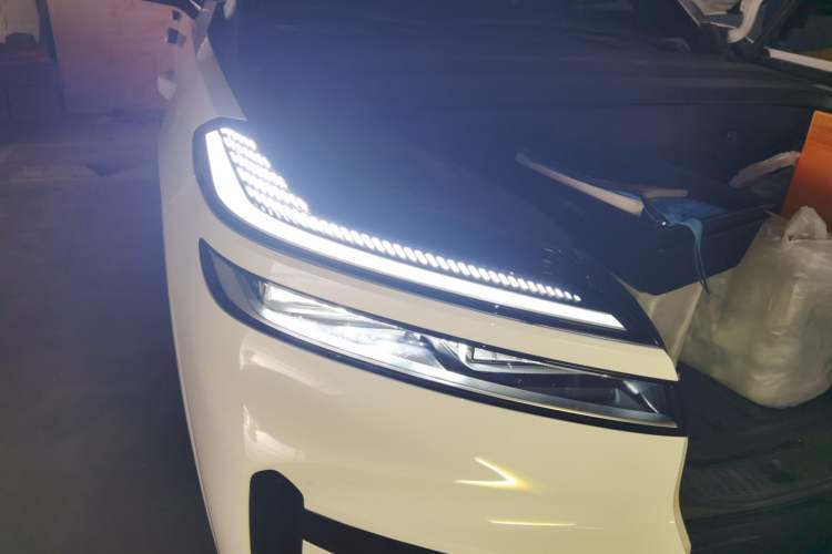 Used ONVO Luxeed L90 2025 Model—Max Six-Seater Version Right Front Headlight