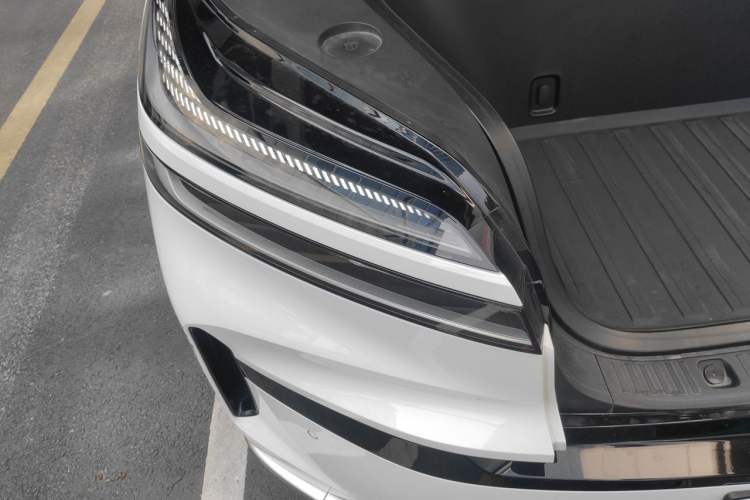 Used ONVO Luxeed L90 2025 Model—Ultra Six-Seater Version Right Front Headlight