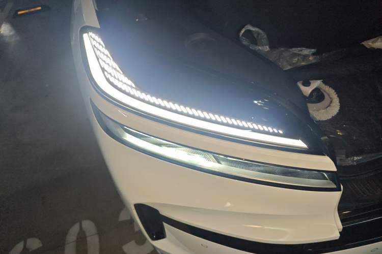 Used ONVO Luxeed L90 2025 Model—Max Six-Seater Version Right Front Headlight