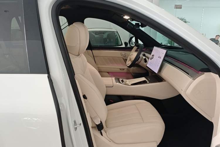 Used ONVO Luxeed L90 2025 Model—Ultra Six-Seater Version Right Front Seat