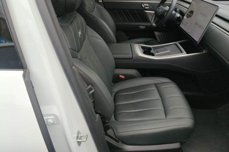 Used ONVO Luxeed L90 2025 Model—Max Six-Seater Version Right Front Seat
