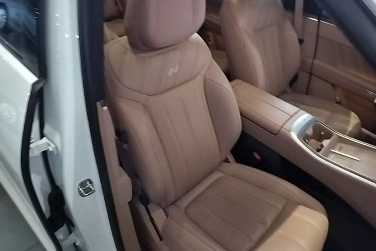 Used ONVO Luxeed L90 2025 Model—Max Six-Seater Version Right Front Seat