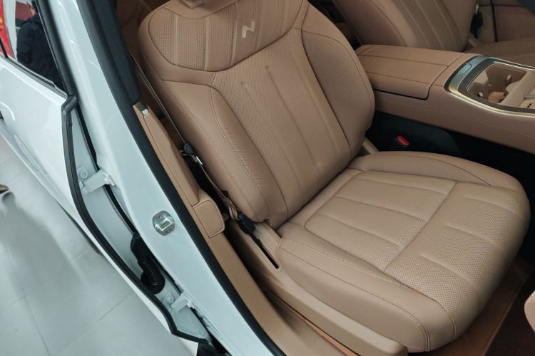 Used ONVO Luxeed L90 2025 Model—Ultra Six-Seater Version Right Front Seat
