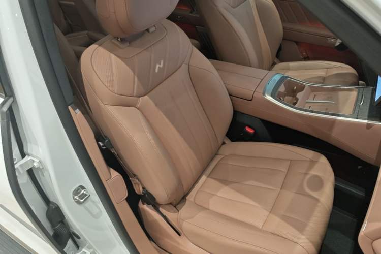 Used ONVO Luxeed L90 2025 Model—Max Six-Seater Version Right Front Seat