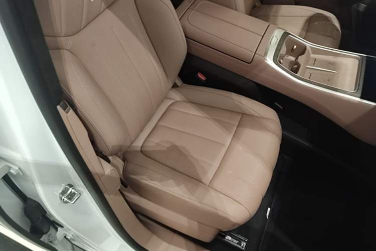 Used ONVO Luxeed L90 2025 Model—Max Six-Seater Version Right Front Seat