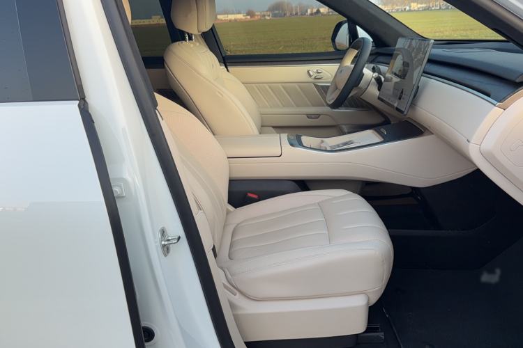 Used ONVO Luxeed L90 2025 Model—Max Six-Seater Version Right Front Seat