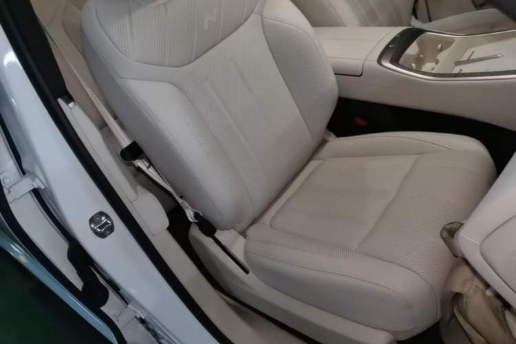Used ONVO Luxeed L90 2025 Model—Ultra Six-Seater Version Right Front Seat